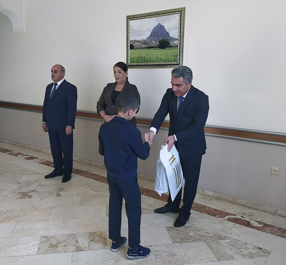 Ordubad şəhər İnternat tam orta məktəbində  sosial qayğıya ehtiyacı olan şagirdlərə hədiyyələr verilib<font color=red> - FOTOLAR</font>