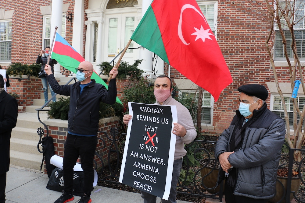 Xocalı soyqırımının 29-cu ildönümü ilə əlaqədar Ermənistanın Vaşinqtondakı səfirliyi qarşısında etiraz aksiyası keçirilib<font color=red> - FOTOLAR</font>