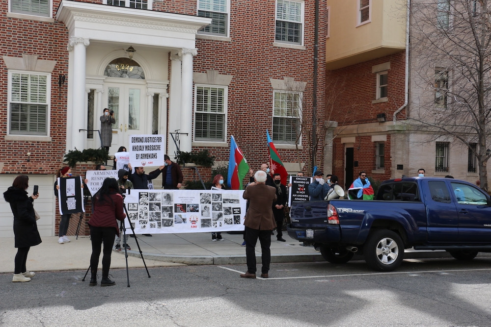 Xocalı soyqırımının 29-cu ildönümü ilə əlaqədar Ermənistanın Vaşinqtondakı səfirliyi qarşısında etiraz aksiyası keçirilib<font color=red> - FOTOLAR</font>