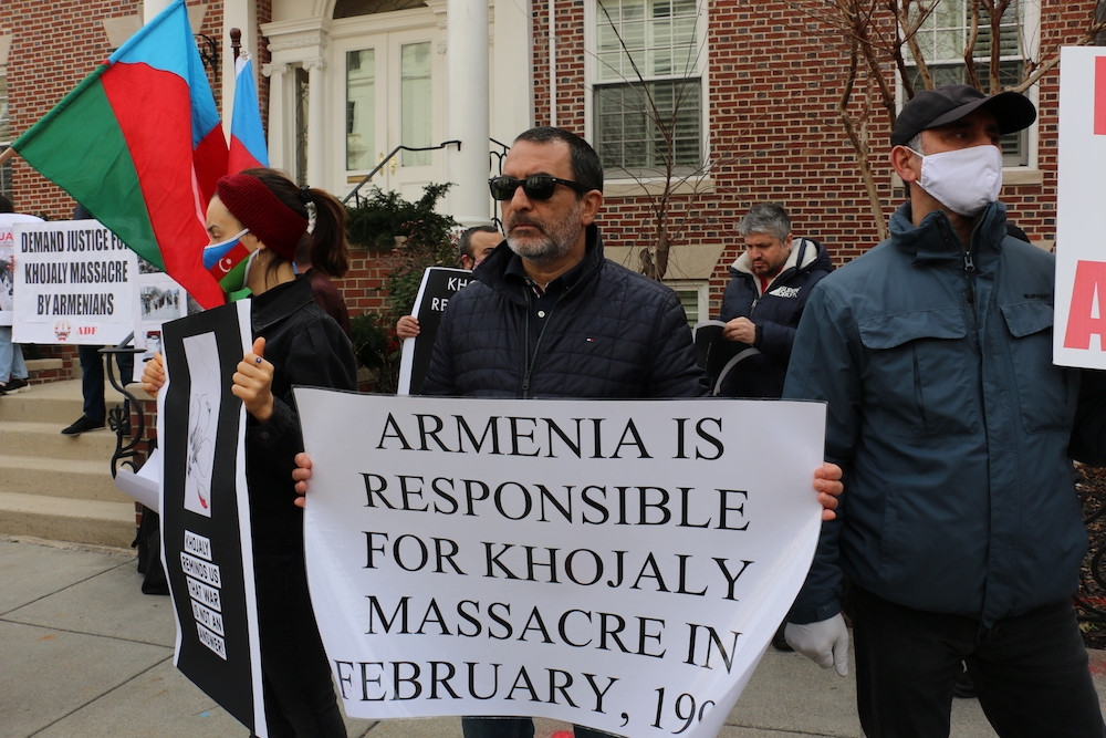 Xocalı soyqırımının 29-cu ildönümü ilə əlaqədar Ermənistanın Vaşinqtondakı səfirliyi qarşısında etiraz aksiyası keçirilib<font color=red> - FOTOLAR</font>
