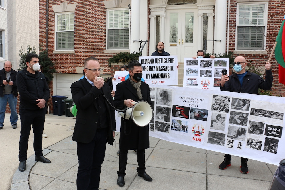 Xocalı soyqırımının 29-cu ildönümü ilə əlaqədar Ermənistanın Vaşinqtondakı səfirliyi qarşısında etiraz aksiyası keçirilib<font color=red> - FOTOLAR</font>