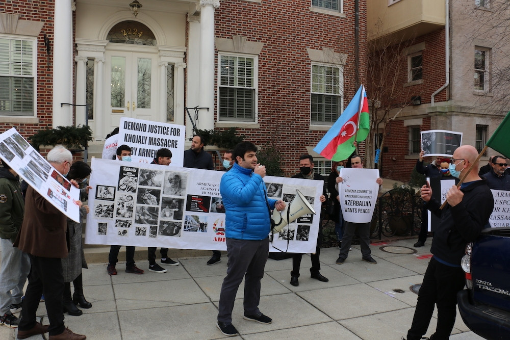 Xocalı soyqırımının 29-cu ildönümü ilə əlaqədar Ermənistanın Vaşinqtondakı səfirliyi qarşısında etiraz aksiyası keçirilib<font color=red> - FOTOLAR</font>