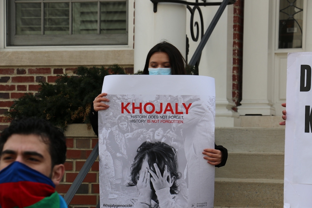 Xocalı soyqırımının 29-cu ildönümü ilə əlaqədar Ermənistanın Vaşinqtondakı səfirliyi qarşısında etiraz aksiyası keçirilib<font color=red> - FOTOLAR</font>