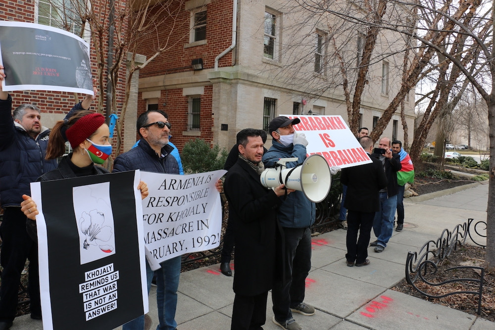 Xocalı soyqırımının 29-cu ildönümü ilə əlaqədar Ermənistanın Vaşinqtondakı səfirliyi qarşısında etiraz aksiyası keçirilib<font color=red> - FOTOLAR</font>