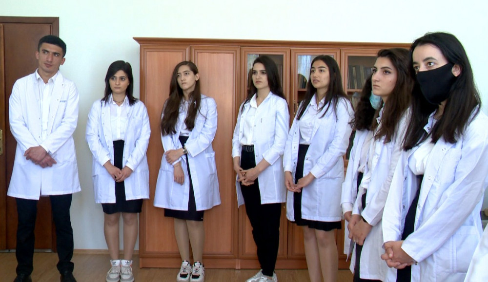 Kimya ixtisası üzrə üçüncü kurs tələbələri laboratoriyada təcrübə keçiblər<font color=red> - FOTOLAR</font>