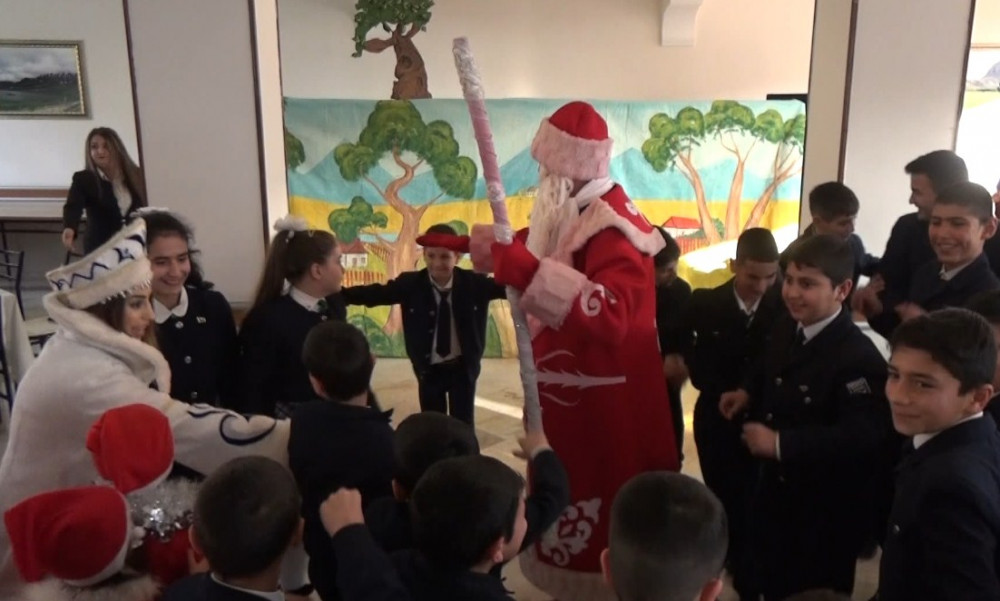 Ordubad şəhər tam orta internat məktəbində 42 uşağa hədiyyələr təqdim edilib<font color=red> - FOTOLAR</font>