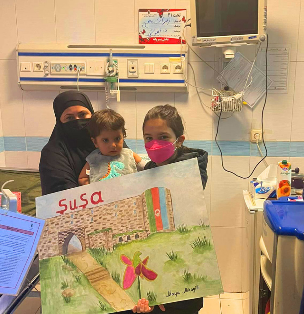 Azərbaycanın İrandakı səfirliyinin kollektivi Vətən müharibəsi şəhidinin övladını xəstəxanada ziyarət edib<font color=red> - FOTOLAR</font>