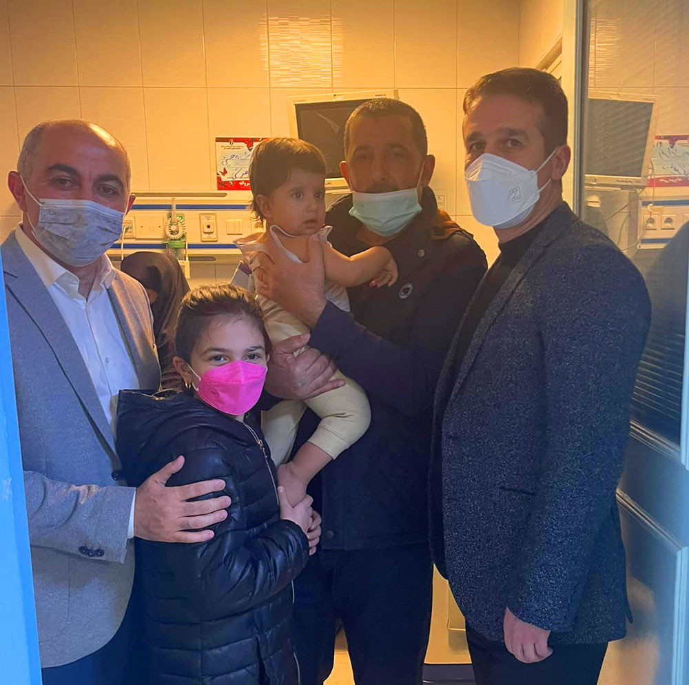 Azərbaycanın İrandakı səfirliyinin kollektivi Vətən müharibəsi şəhidinin övladını xəstəxanada ziyarət edib<font color=red> - FOTOLAR</font>