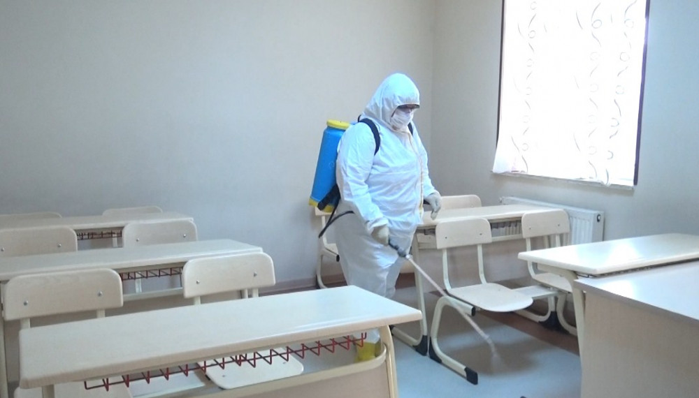 Naxçıvanda təlim-tədris müəssisələri dezinfekisya olunub<font color=red> - FOTOLAR</font>