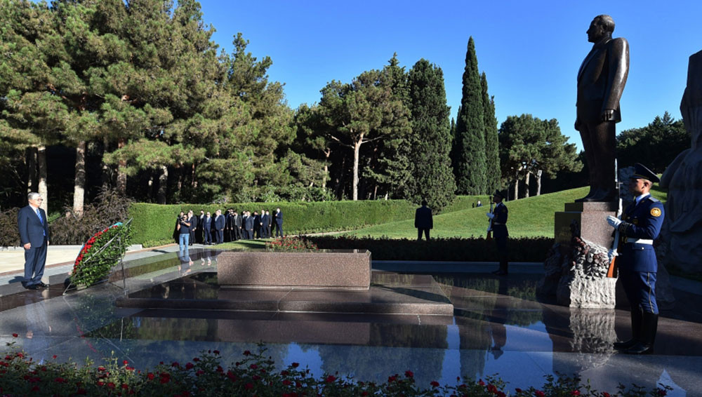 Qazaxıstan Prezidenti Kasım-Jomart Tokayev ulu öndər Heydər Əliyevin məzarını ziyarət edib<font color=red> - FOTOLAR</font>