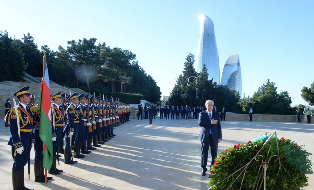 Qazaxıstan Prezidenti Şəhidlər xiyabanını ziyarət edib<font color=red> - FOTOLAR</font>