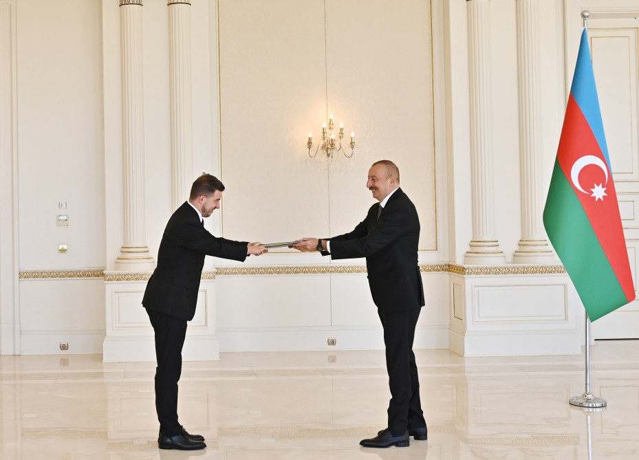 Prezident İlham Əliyev Bosniya və Herseqovinanın Azərbaycanda yeni təyin olunan səfirinin etimadnaməsini qəbul edib <font color='red'> - YENİLƏNİB</font><font color=red> - FOTOLAR</font>