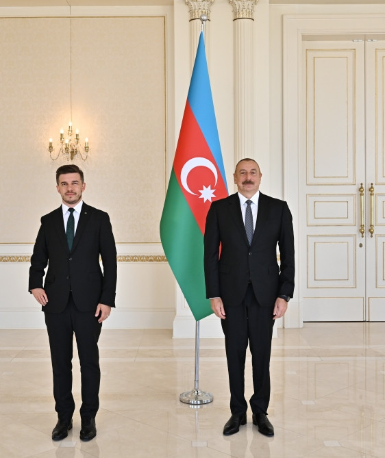 Prezident İlham Əliyev Bosniya və Herseqovinanın Azərbaycanda yeni təyin olunan səfirinin etimadnaməsini qəbul edib <font color='red'> - YENİLƏNİB</font><font color=red> - FOTOLAR</font>