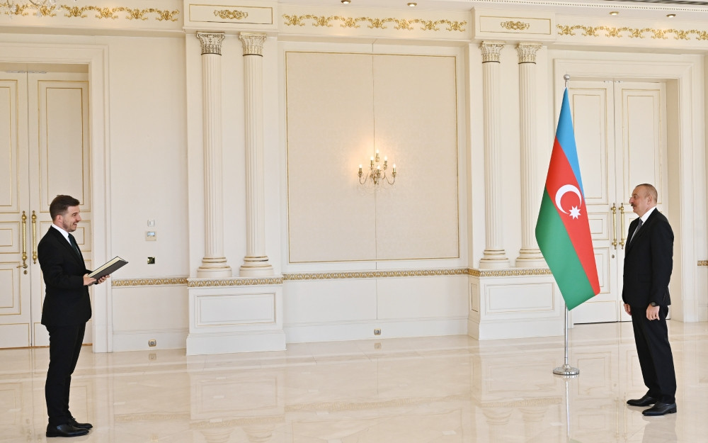 Prezident İlham Əliyev Bosniya və Herseqovinanın Azərbaycanda yeni təyin olunan səfirinin etimadnaməsini qəbul edib <font color='red'> - YENİLƏNİB</font><font color=red> - FOTOLAR</font>