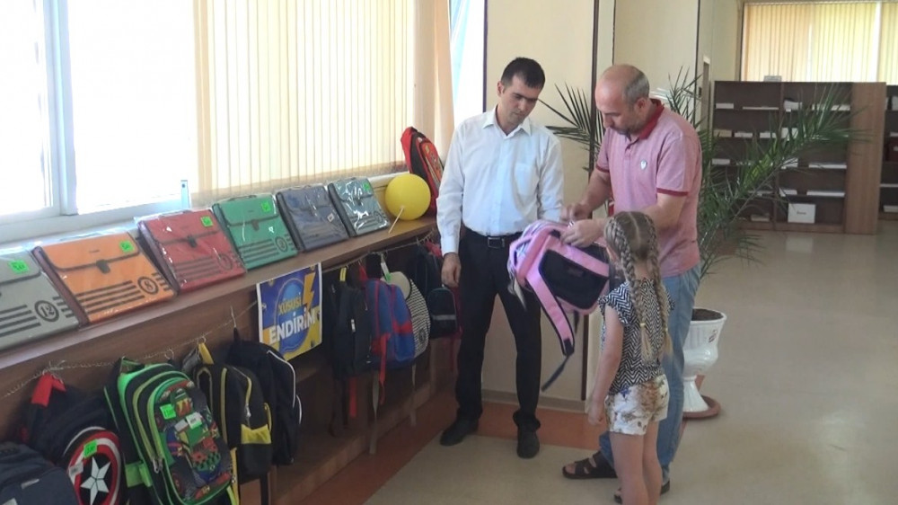 Müəllim və valideynlərə məktəbli ləvazimatları sərfəli qiymətlərlə təklif olunur<font color=red> - FOTOLAR</font>