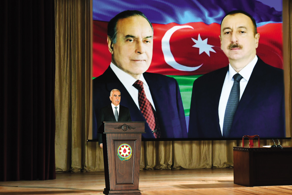 Naxçıvanda yüksək bal toplamış məzunlarla görüş olub<font color=red> - FOTOLAR</font>