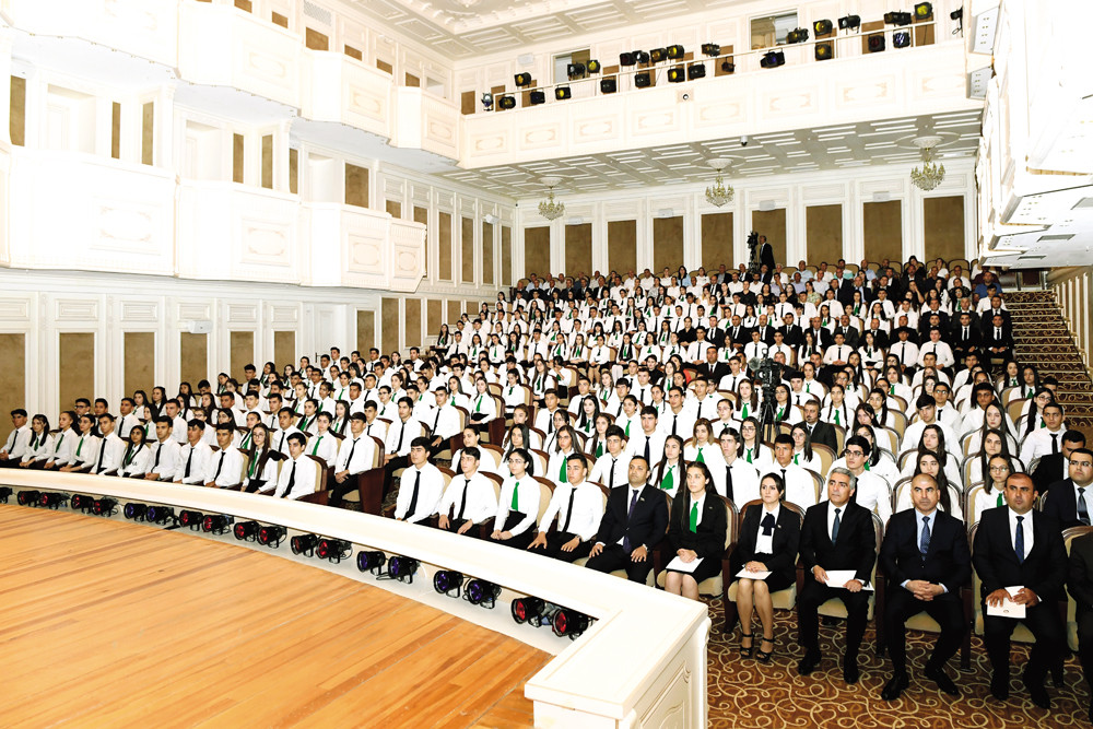 Naxçıvanda yüksək bal toplamış məzunlarla görüş olub<font color=red> - FOTOLAR</font>