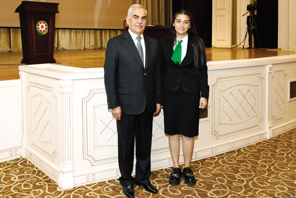 Naxçıvanda yüksək bal toplamış məzunlarla görüş olub<font color=red> - FOTOLAR</font>