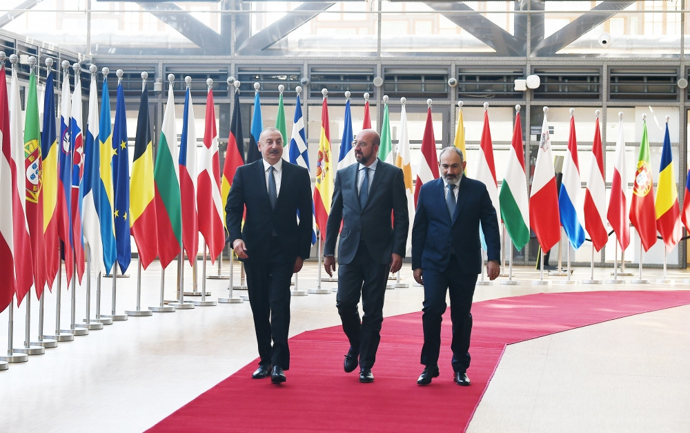 Brüsseldə Prezident İlham Əliyevin Avropa İttifaqı Şurasının Prezidenti Şarl Mişel və Ermənistanın baş naziri Nikol Paşinyan ilə görüşü keçirilib<font color='red'> - YENİLƏNİB</font><font color=red> - FOTOLAR</font>