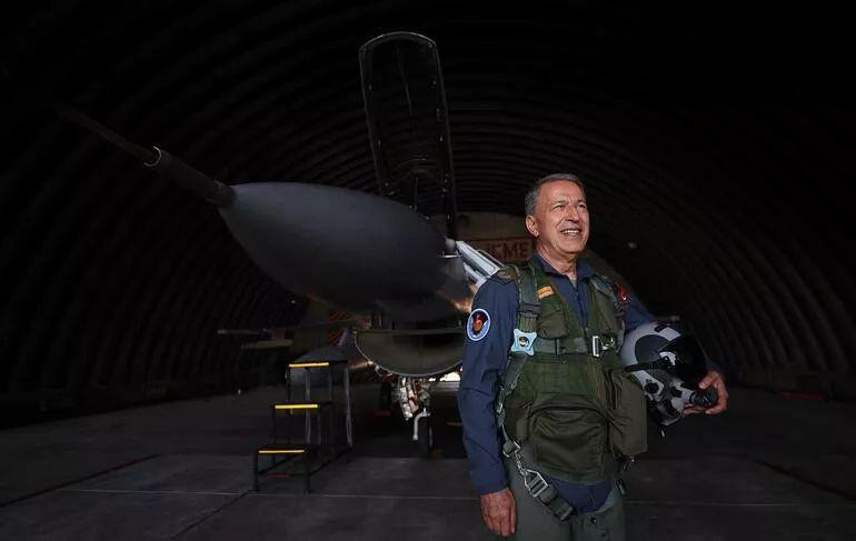 Türkiyənin müdafiə naziri Egey dənizinin şimalında “F-16” ilə uçuş edib<font color=red> - FOTOLAR</font>