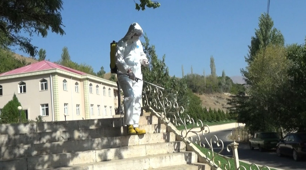 Təlim-tədris müəssisələrində dezinfeksiya işləri davam etdirilir <font color=red> - FOTOLAR</font>