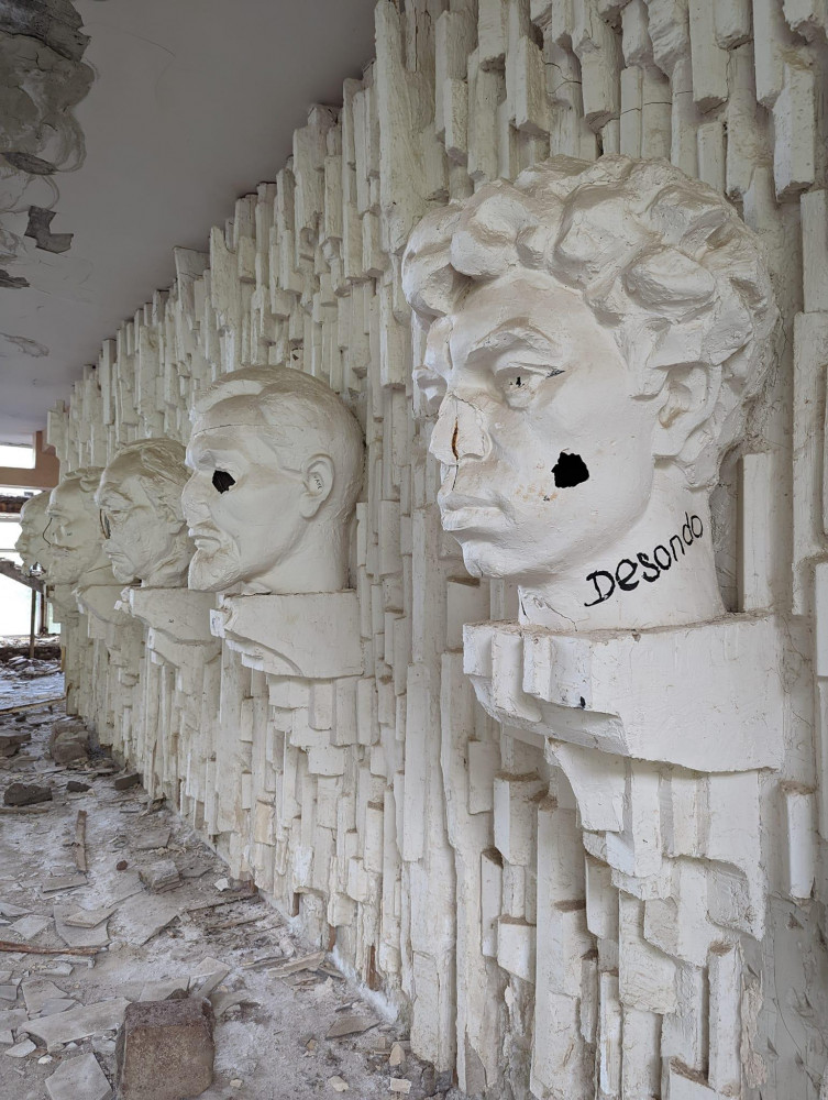Ermənistanda istirahət parkında tanınmış ermənilərin büstü təhqir edilir<font color=red> - FOTOLAR</font>
