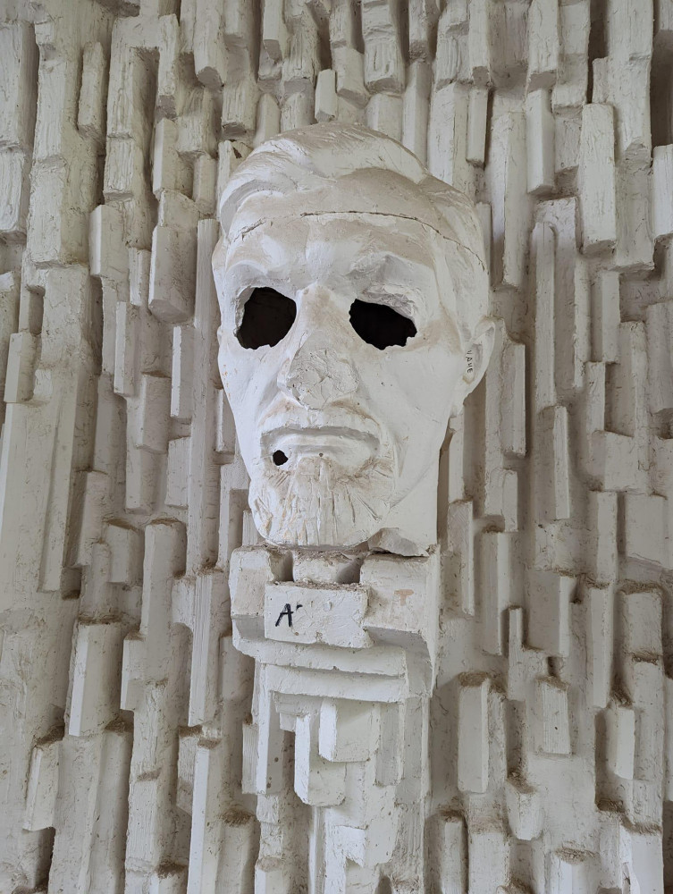Ermənistanda istirahət parkında tanınmış ermənilərin büstü təhqir edilir<font color=red> - FOTOLAR</font>