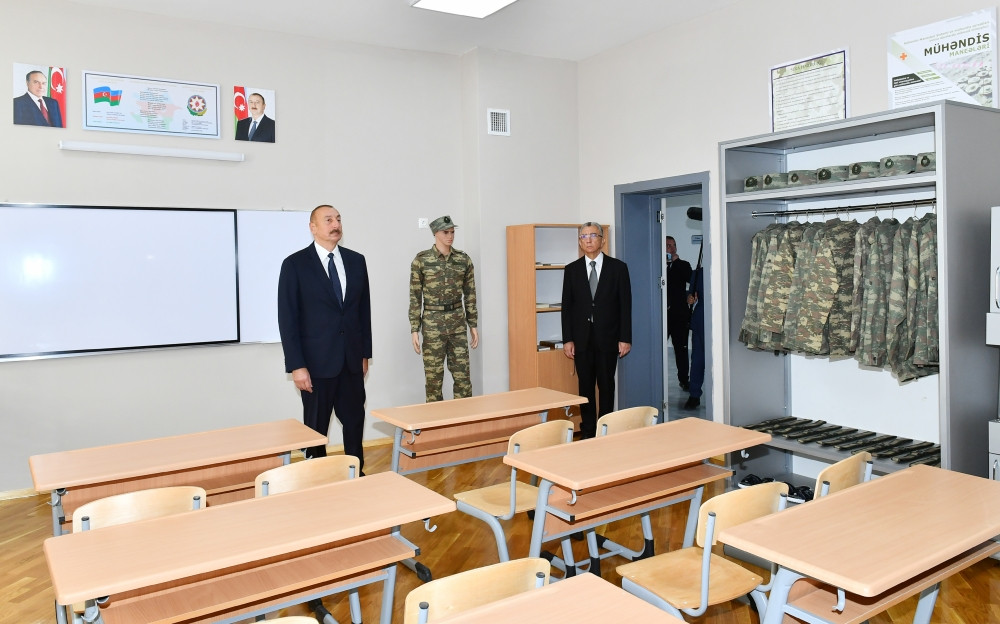Prezident İlham Əliyev Bakının Suraxanı rayonunda yeni inşa edilmiş 87 saylı məktəb kompleksində yaradılan şəraitlə tanış olub<font color=red> - FOTOLAR</font>
