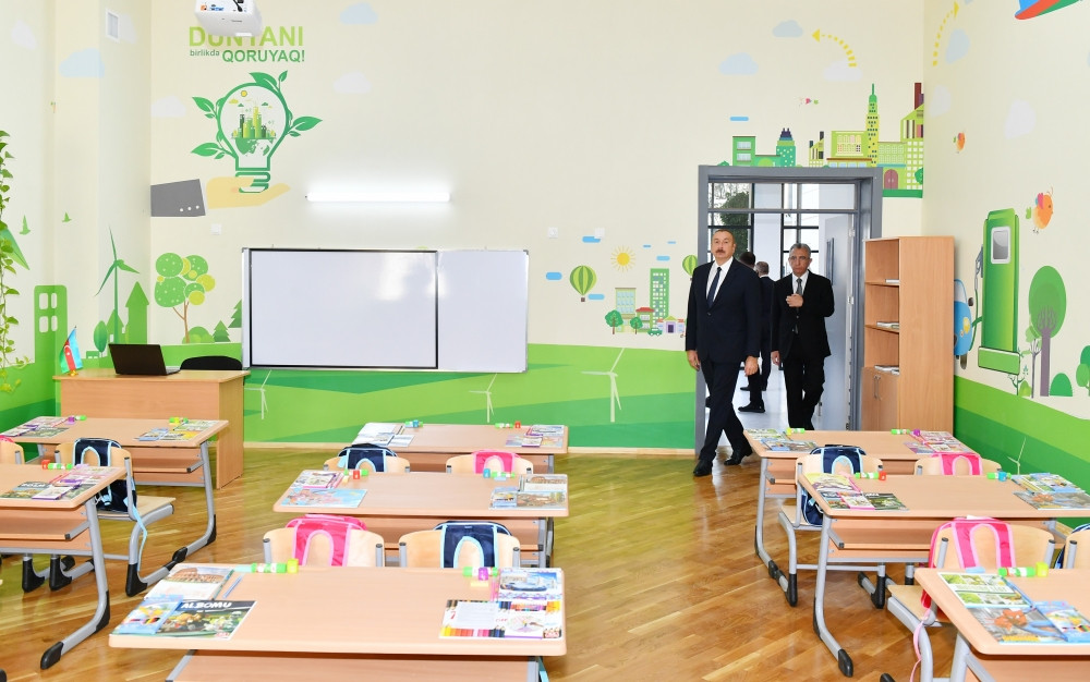 Prezident İlham Əliyev Bakının Suraxanı rayonunda yeni inşa edilmiş 87 saylı məktəb kompleksində yaradılan şəraitlə tanış olub<font color=red> - FOTOLAR</font>