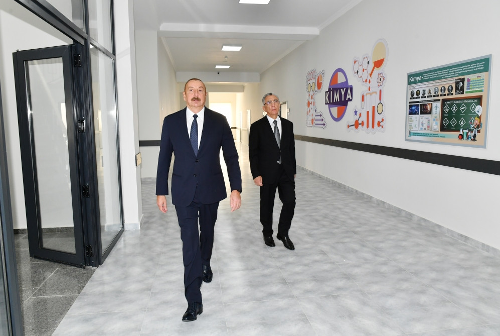 Prezident İlham Əliyev Bakının Suraxanı rayonunda yeni inşa edilmiş 87 saylı məktəb kompleksində yaradılan şəraitlə tanış olub<font color=red> - FOTOLAR</font>