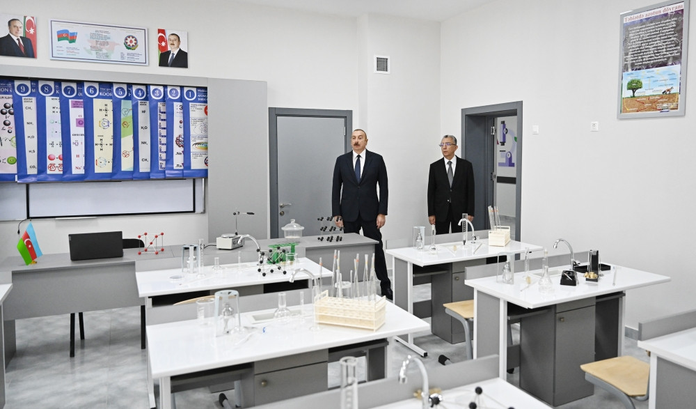 Prezident İlham Əliyev Bakının Suraxanı rayonunda yeni inşa edilmiş 87 saylı məktəb kompleksində yaradılan şəraitlə tanış olub<font color=red> - FOTOLAR</font>