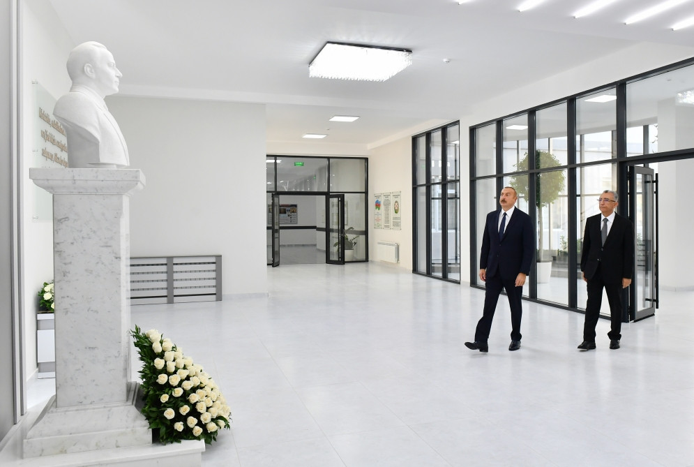 Prezident İlham Əliyev Bakının Suraxanı rayonunda yeni inşa edilmiş 87 saylı məktəb kompleksində yaradılan şəraitlə tanış olub<font color=red> - FOTOLAR</font>