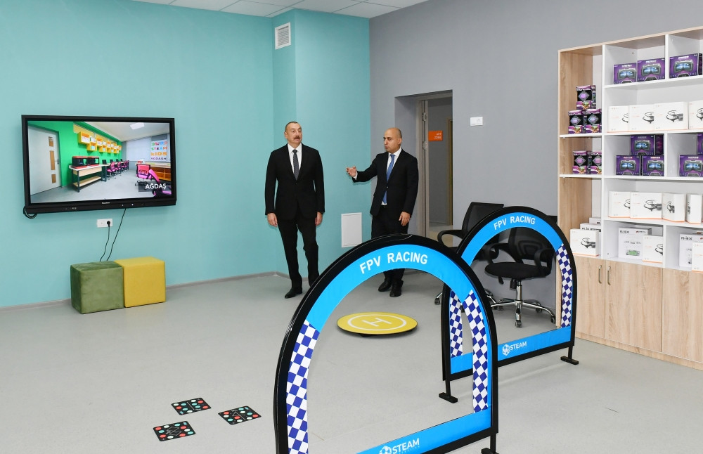 Prezident İlham Əliyev Saray qəsəbəsində yeni inşa edilən 2 saylı məktəbdə yaradılan şəraitlə tanış olub<font color=red> - FOTOLAR</font>