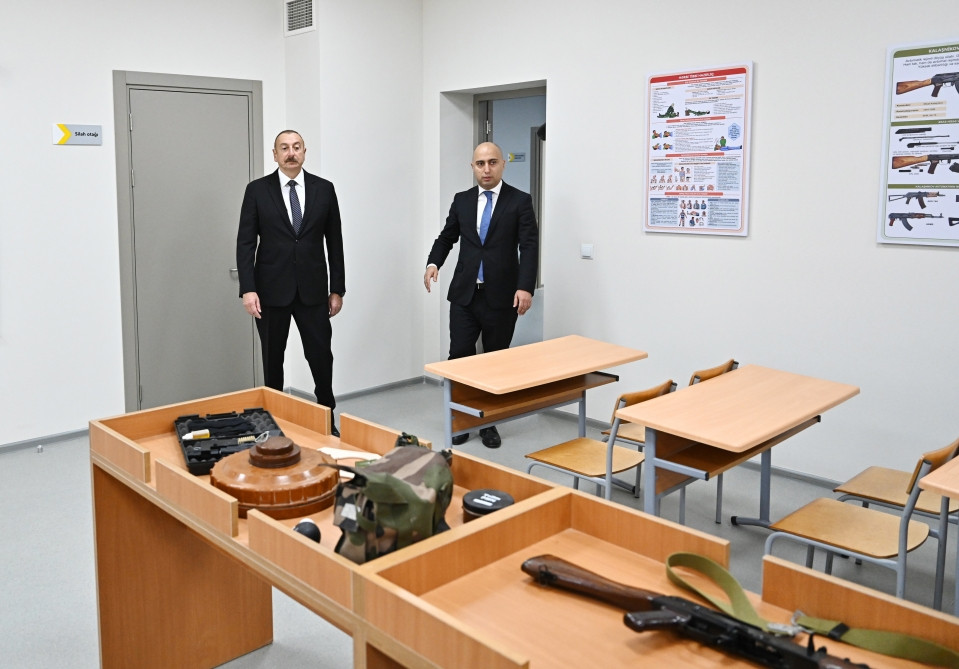 Prezident İlham Əliyev Saray qəsəbəsində yeni inşa edilən 2 saylı məktəbdə yaradılan şəraitlə tanış olub<font color=red> - FOTOLAR</font>