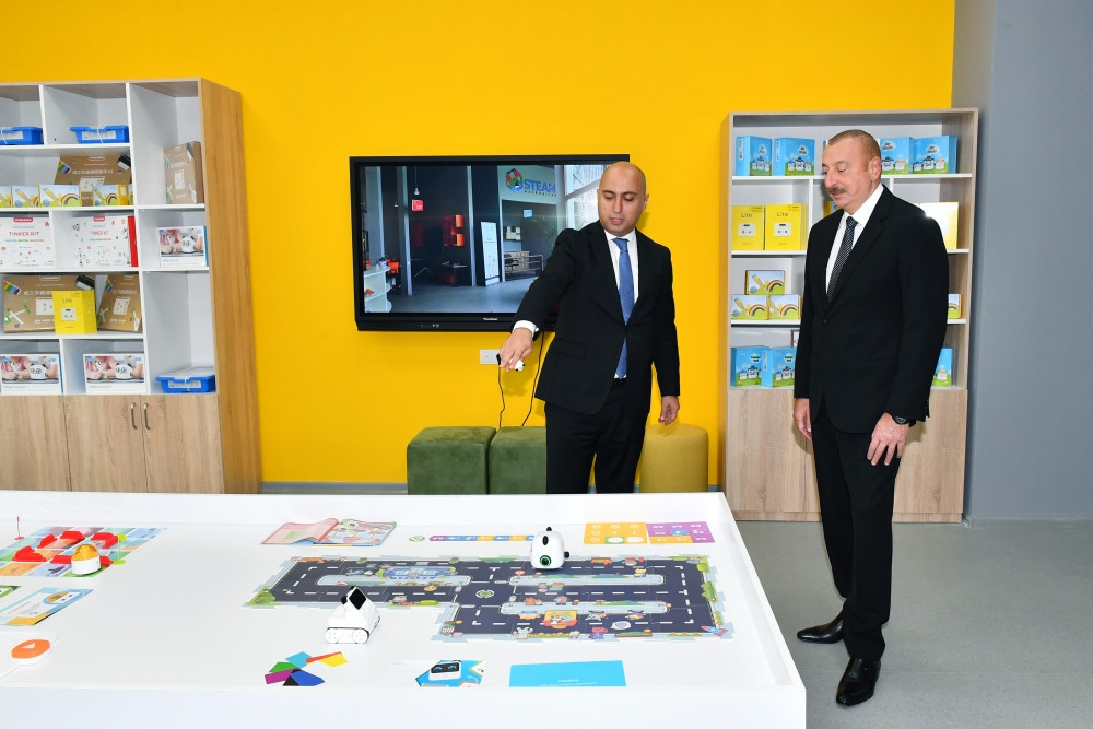 Prezident İlham Əliyev Saray qəsəbəsində yeni inşa edilən 2 saylı məktəbdə yaradılan şəraitlə tanış olub<font color=red> - FOTOLAR</font>