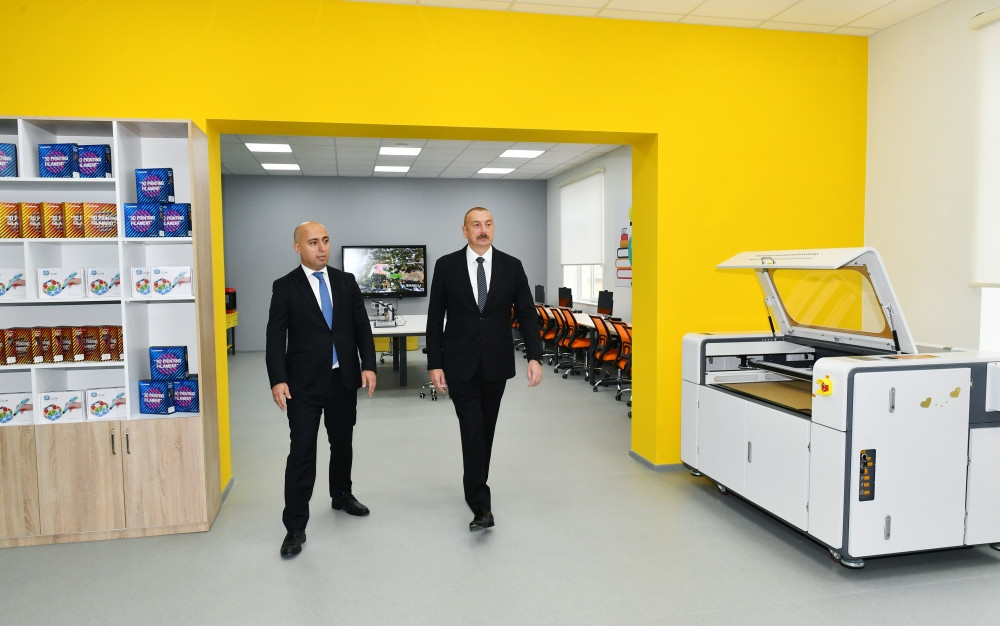 Prezident İlham Əliyev Saray qəsəbəsində yeni inşa edilən 2 saylı məktəbdə yaradılan şəraitlə tanış olub<font color=red> - FOTOLAR</font>