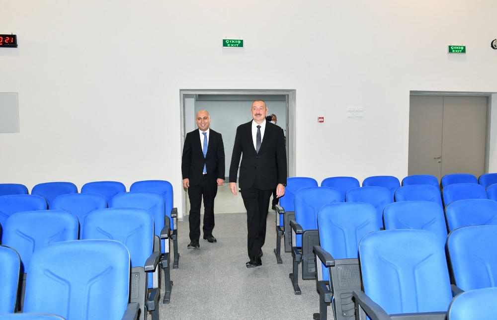 Prezident İlham Əliyev Saray qəsəbəsində yeni inşa edilən 2 saylı məktəbdə yaradılan şəraitlə tanış olub<font color=red> - FOTOLAR</font>