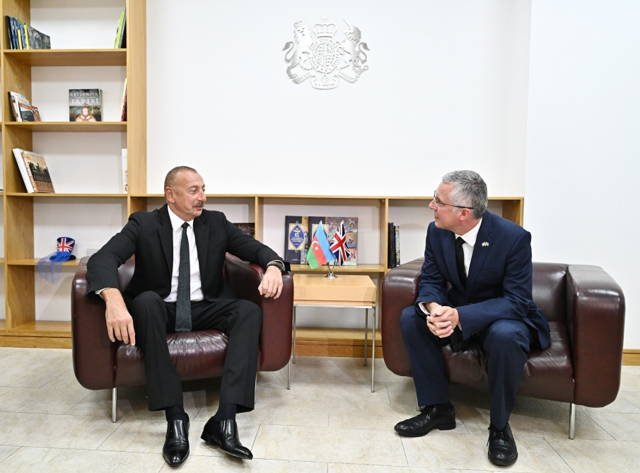 Prezident İlham Əliyev Böyük Britaniyanın Azərbaycandakı səfirliyində olub, Kraliça II Elizabetin vəfatı ilə əlaqədar başsağlığı verib<font color=red> - FOTOLAR</font>