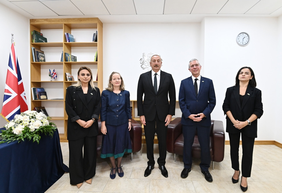Prezident İlham Əliyev Böyük Britaniyanın Azərbaycandakı səfirliyində olub, Kraliça II Elizabetin vəfatı ilə əlaqədar başsağlığı verib<font color=red> - FOTOLAR</font>