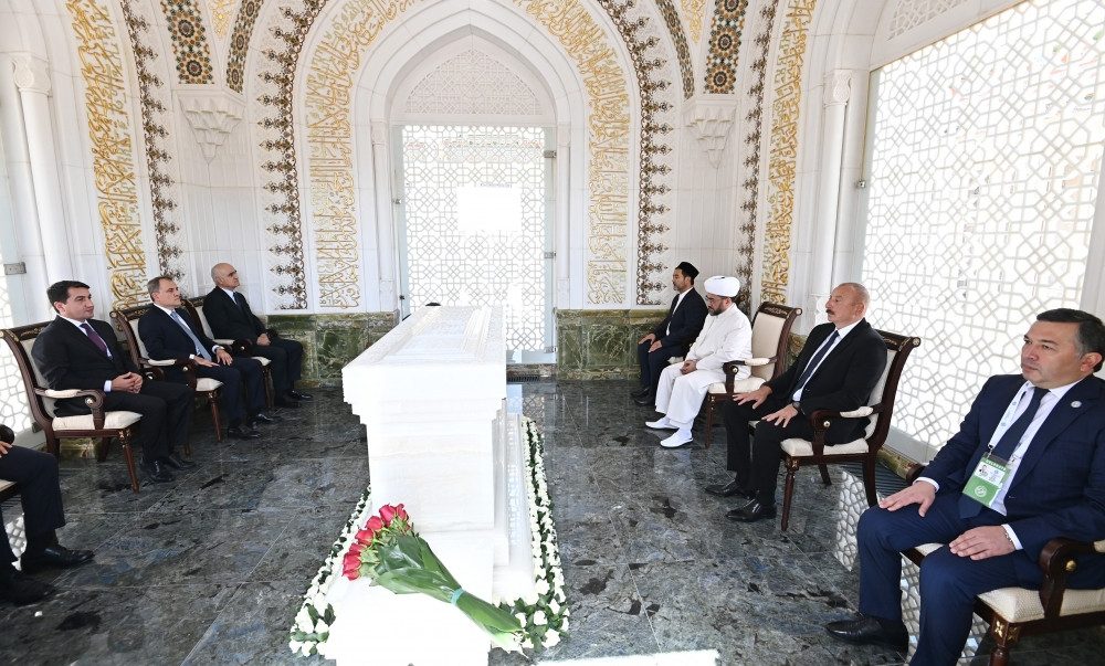 Azərbaycan Prezidenti İlham Əliyev Özbəkistanın birinci Prezidenti İslam Kərimovun məqbərəsini ziyarət edib<font color=red> - FOTOLAR</font>