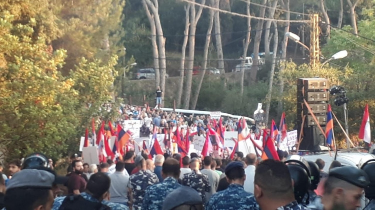 Livandakı Azərbaycan səfirliyinə qarşı təxribat törətmək istəyən ermənilərlə yerli polis arasında toqquşma baş verib<font color=red> - FOTOLAR</font>