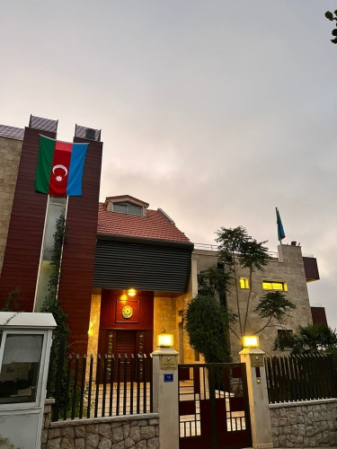 Livandakı Azərbaycan səfirliyinə qarşı təxribat törətmək istəyən ermənilərlə yerli polis arasında toqquşma baş verib<font color=red> - FOTOLAR</font>