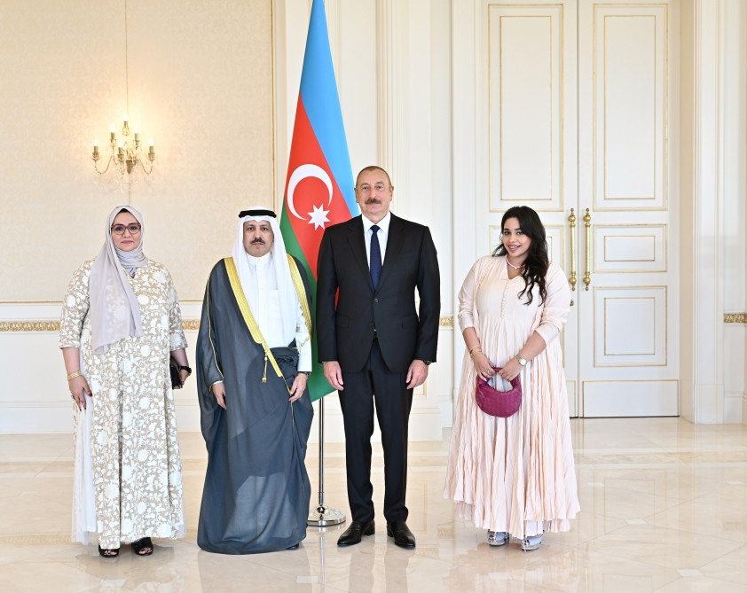 Prezident İlham Əliyev Küveytin Azərbaycanda yeni təyin olunan səfirinin etimadnaməsini qəbul edib<font color='red'> - YENİLƏNİB</font><font color=red> - FOTOLAR</font>
