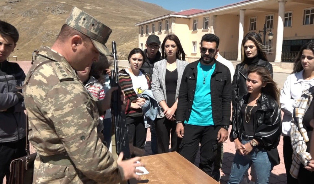 Tələbələr Vətən müharibəsi qaziləri və hərbi pilotlarla görüşüblər<font color=red> - FOTOLAR</font>