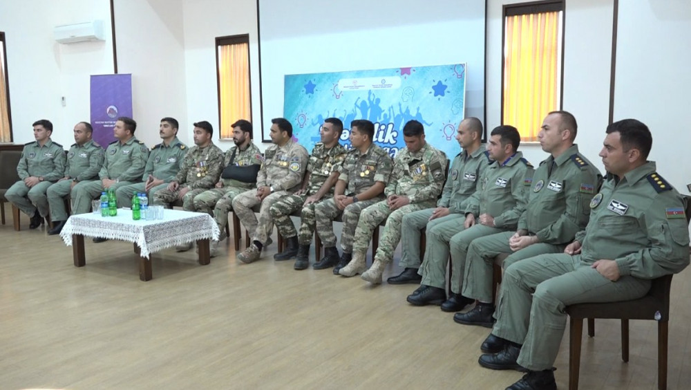 Tələbələr Vətən müharibəsi qaziləri və hərbi pilotlarla görüşüblər<font color=red> - FOTOLAR</font>