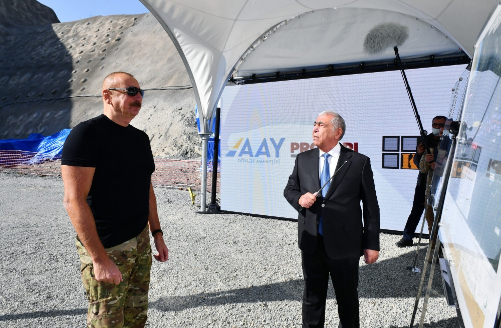 Prezident İlham Əliyev Kəlbəcər-Laçın avtomobil yolunda yeni inşa edilən tunellə tanış olub<font color=red> - FOTOLAR</font>