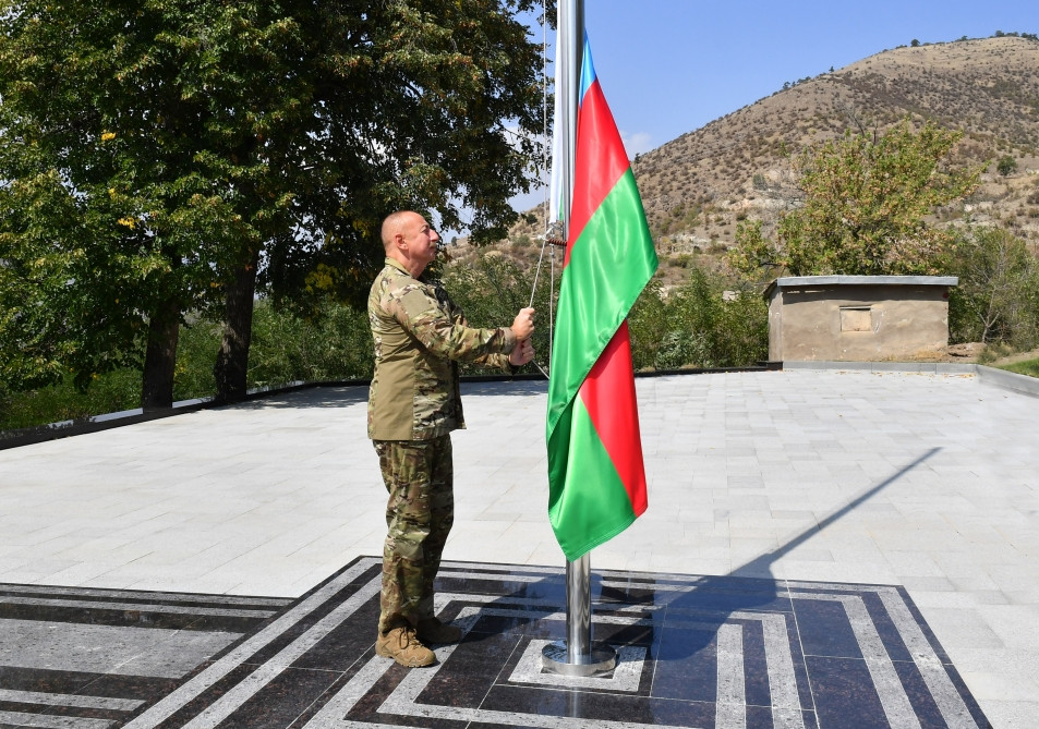 Prezident İlham Əliyev Laçın şəhərində Azərbaycan Bayrağını ucaldıb<font color=red> - FOTOLAR</font>