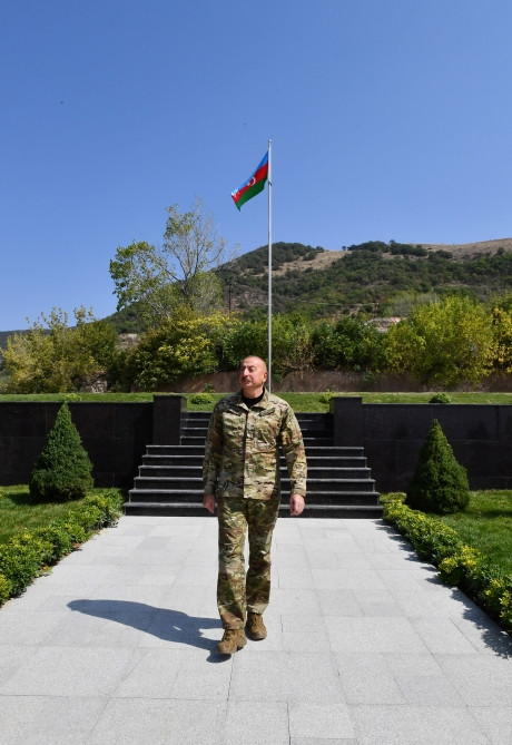 Prezident İlham Əliyev Laçın şəhərində Azərbaycan Bayrağını ucaldıb<font color=red> - FOTOLAR</font>