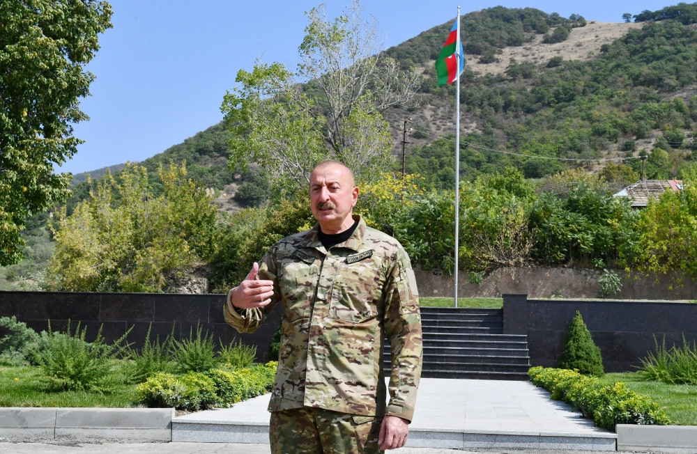 Prezident İlham Əliyev Laçın şəhərində Azərbaycan Bayrağını ucaldıb<font color=red> - FOTOLAR</font>