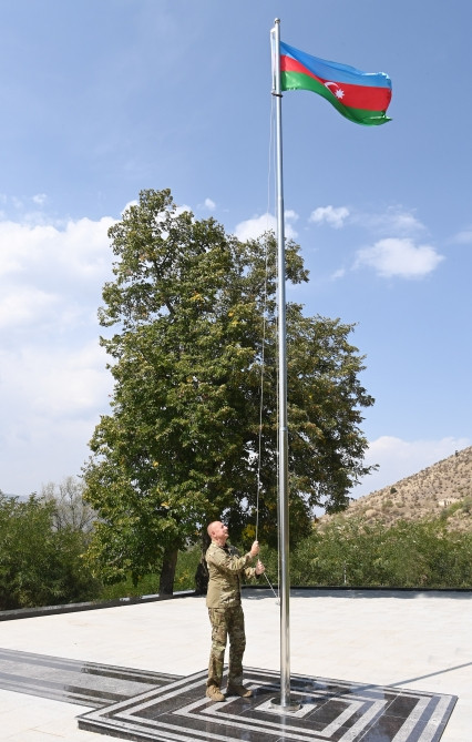 Prezident İlham Əliyev Laçın şəhərində Azərbaycan Bayrağını ucaldıb<font color=red> - FOTOLAR</font>